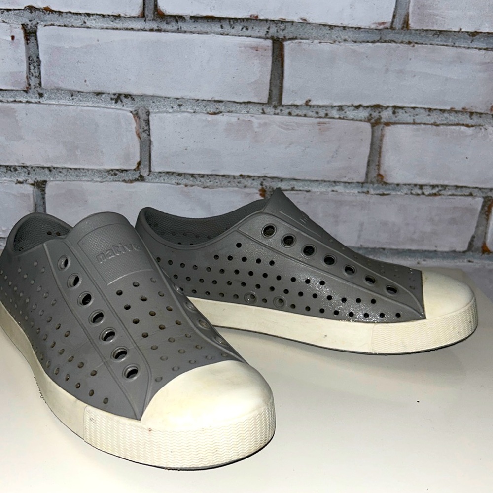 Men’s (7) or women’s (9) Native shoes. Barely worn & great condition!